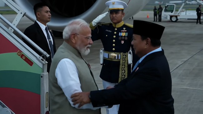 Presiden Prabowo Subianto menyambut kedatangan PM India Narendra Modi di Bandara Halim Perdanakusuma, Jakarta Timur, Senin (6/7).