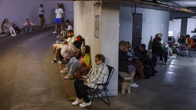 People take shelter inside an underground parking during Russian missile and drone strikes, amid Russia's attack on Ukraine, in Kyiv, Ukraine July 6, 2026. REUTERS/Valentyn Ogirenko