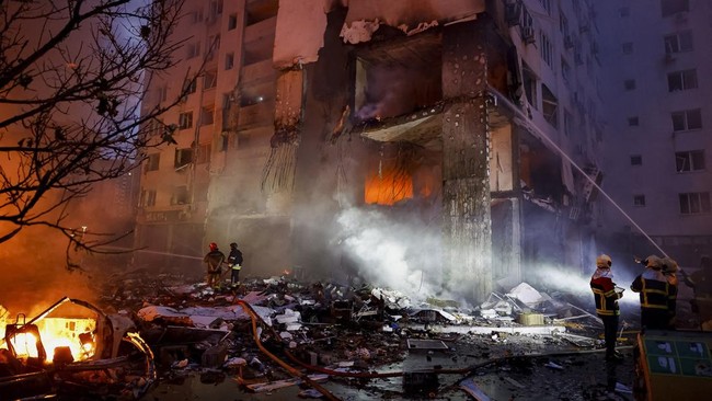 Firefighters work at the site of an apartment building, which was heavily damaged during Russian missile and drone strikes, amid Russia's attack on Ukraine, in Kyiv, Ukraine, July 6, 2026. REUTERS/Valentyn Ogirenko