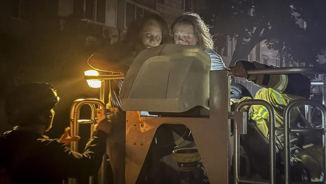 Firefighters evacuate residents from an apartment building hit during Russian missile and drone strikes, amid Russia’s attack on Ukraine, in Kyiv, Ukraine July 6, 2026. Picture taken with a mobile phone. REUTERS/Stringer