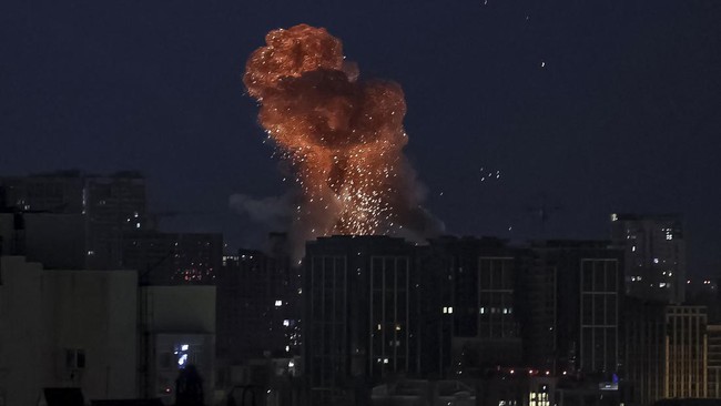 An explosion over the city during a Russian missile and drone strike, amid Russia's attack on Ukraine, in Kyiv, Ukraine July 6, 2026. REUTERS/Gleb Garanich