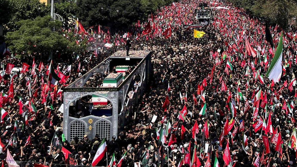 Proses Iring-iring Peti Khamenei Mulai, Jutaan Orang Kumpul di Teheran