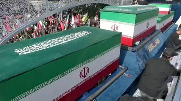 Puluhan Ribu Warga Iran Sambut Kedatangan Jenazah Ali Khamenei di Qom