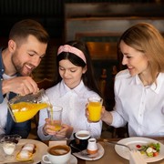 3 Manfaat Makan Bersama Keluarga untuk Kesehatan Fisik dan Mental Anak