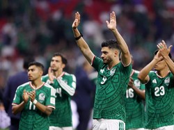 Soccer Football - FIFA World Cup 2026 - Round of 16 - Mexico v England - Estadio Azteca, Mexico City, Mexico - July 5, 2026 Mexico's Raul Jimenez looks dejected as he applauds fans with teammates after the match following their elimination from the W