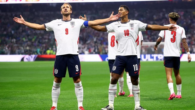 Soccer Football - FIFA World Cup 2026 - Round of 16 - Mexico v England - Estadio Azteca, Mexico City, Mexico - July 5, 2026 England's Jude Bellingham celebrates scoring their first goal with Harry Kane REUTERS/Eloisa Sanchez