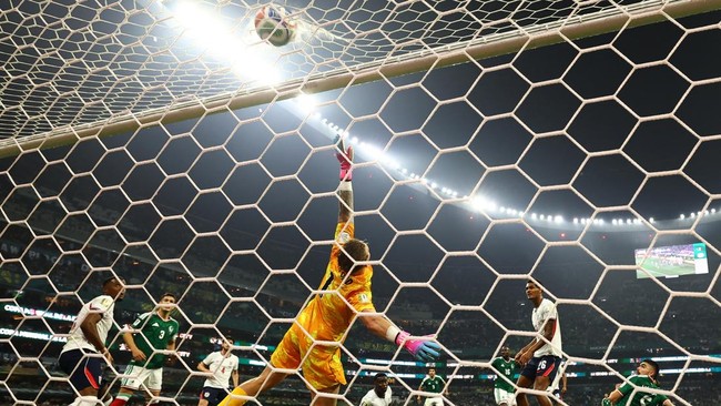 Soccer Football - FIFA World Cup 2026 - Round of 16 - Mexico v England - Estadio Azteca, Mexico City, Mexico - July 5, 2026 Mexico's Julian Quinones scores their first goal past England's Jordan Pickford REUTERS/Paul Childs
