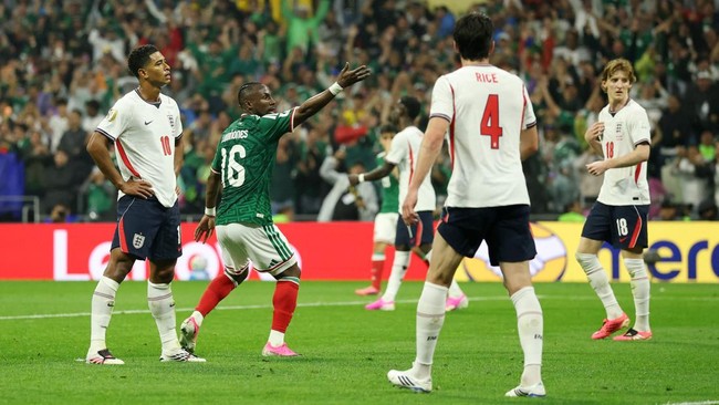 Soccer Football - FIFA World Cup 2026 - Round of 16 - Mexico v England - Estadio Azteca, Mexico City, Mexico - July 5, 2026 Mexico's Julian Quinones celebrates scoring their first goal REUTERS/Paul Childs
