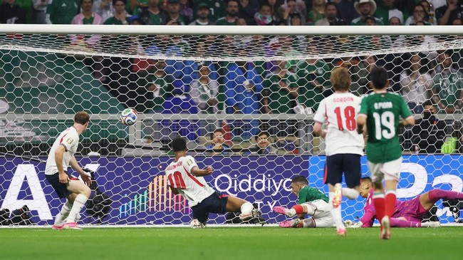 Soccer Football - FIFA World Cup 2026 - Round of 16 - Mexico v England - Estadio Azteca, Mexico City, Mexico - July 5, 2026 England's Jude Bellingham scores their second goal REUTERS/Paul Childs