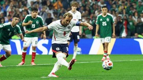Soccer Football - FIFA World Cup 2026 - Round of 16 - Mexico v England - Estadio Azteca, Mexico City, Mexico - July 5, 2026 England's Harry Kane scores their third goal from the penalty spot REUTERS/Paul Childs     TPX IMAGES OF THE DAY