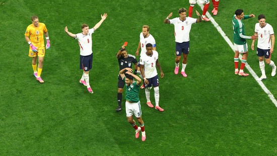 Jarell Quansah dihukum larangan dua pertandingan di Piala Dunia 2026.