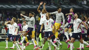 Soccer Football - FIFA World Cup 2026 - Round of 16 - Mexico v England - Estadio Azteca, Mexico City, Mexico - July 5, 2026
England's Harry Kane and teammates celebrate after the match as England qualify for the quarter final stage of the World Cup