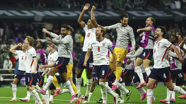 Soccer Football - FIFA World Cup 2026 - Round of 16 - Mexico v England - Estadio Azteca, Mexico City, Mexico - July 5, 2026
England's Harry Kane and teammates celebrate after the match as England qualify for the quarter final stage of the World Cup