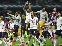 Soccer Football - FIFA World Cup 2026 - Round of 16 - Mexico v England - Estadio Azteca, Mexico City, Mexico - July 5, 2026
England's Harry Kane and teammates celebrate after the match as England qualify for the quarter final stage of the World Cup