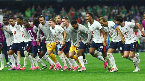 Soccer Football - FIFA World Cup 2026 - Round of 16 - Mexico v England - Estadio Azteca, Mexico City, Mexico - July 5, 2026 England players celebrate after the match as England qualify for the quarter final stage of the World Cup REUTERS/Daniel Becer