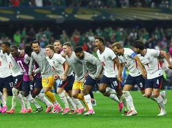 Soccer Football - FIFA World Cup 2026 - Round of 16 - Mexico v England - Estadio Azteca, Mexico City, Mexico - July 5, 2026 England players celebrate after the match as England qualify for the quarter final stage of the World Cup REUTERS/Daniel Becer