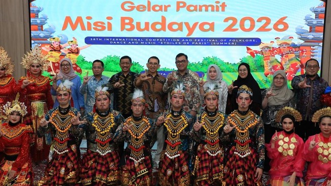 Menteri Kebudayaan RI, Fadli Zon, melepas Misi Budaya SMA Labschool Kebayoran yang akan mengikuti 38th International Competition and Festival of Folklore, Dance and Music 