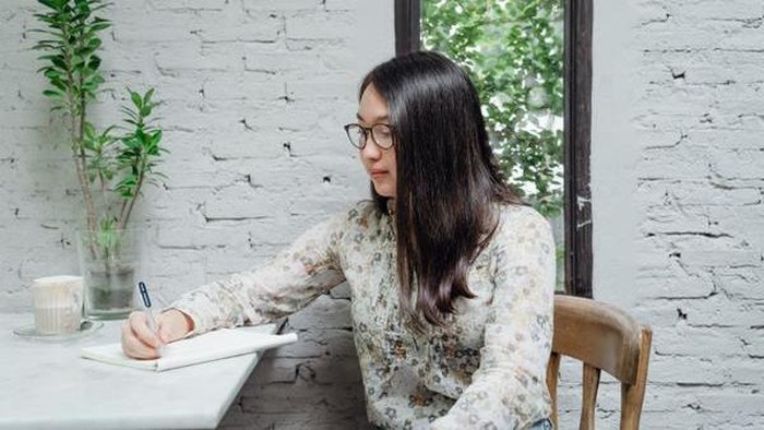 Di Tengah Era Digital, Kenapa Banyak Orang Kembali Menulis Tangan?