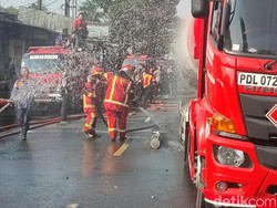 Truk BBM Terbakar di Jalan Cianjur-Sukabumi, Terdengar 2 Kali Ledakan