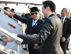 Momen Hangat Prabowo Antar Langsung Keberangkatan PM Singapura