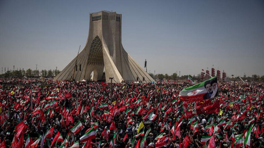 Orang-orang menghadiri prosesi pemakaman mendiang Pemimpin Tertinggi Iran Ayatollah Ali Khamenei, nan tewas pada 28 Februari dalam serangan udara Israel dan AS, di Teheran, Iran, 6 Juli 2026. (IRAN-CRISIS/KHAMENEI)