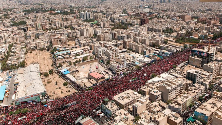 Orang-orang menghadiri prosesi pemakaman mendiang Pemimpin Tertinggi Iran Ayatollah Ali Khamenei, nan tewas pada 28 Februari dalam serangan udara Israel dan AS, di Teheran, Iran, 6 Juli 2026. (Office of the Iranian Supreme Leader/ Handout via REUTER