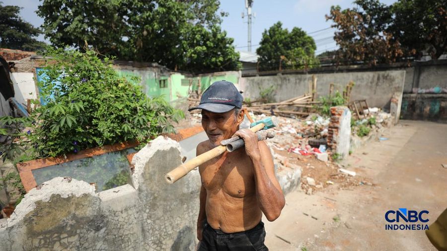 Pemerintah Provinsi DKI Jakarta mulai melakukan pembebasan lahan untuk pembangunan jalan nan sejajar rel kereta api dan menghubungkan Pasar Minggu dengan Tanjung Barat, Jakarta Selatan, Senin (6/7/2026).