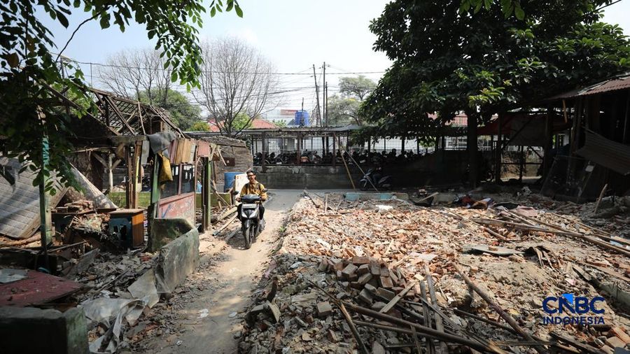 Pemerintah Provinsi DKI Jakarta mulai melakukan pembebasan lahan untuk pembangunan jalan nan sejajar rel kereta api dan menghubungkan Pasar Minggu dengan Tanjung Barat, Jakarta Selatan, Senin (6/7/2026).