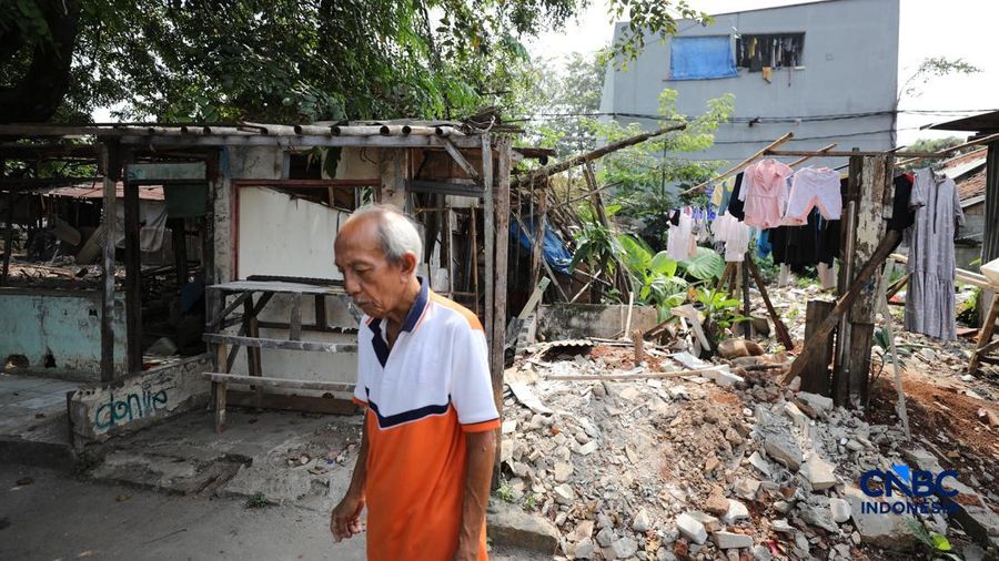Pemerintah Provinsi DKI Jakarta mulai melakukan pembebasan lahan untuk pembangunan jalan nan sejajar rel kereta api dan menghubungkan Pasar Minggu dengan Tanjung Barat, Jakarta Selatan, Senin (6/7/2026).