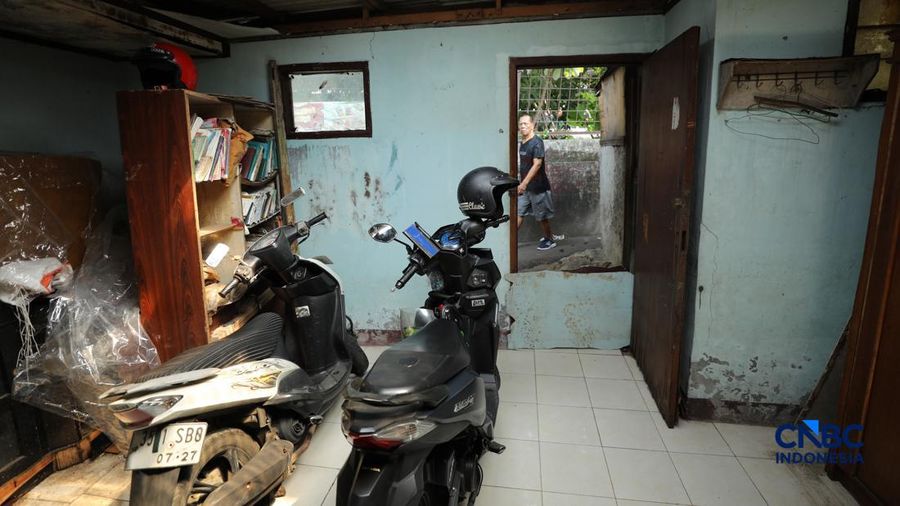 Pemerintah Provinsi DKI Jakarta mulai melakukan pembebasan lahan untuk pembangunan jalan nan sejajar rel kereta api dan menghubungkan Pasar Minggu dengan Tanjung Barat, Jakarta Selatan, Senin (6/7/2026).