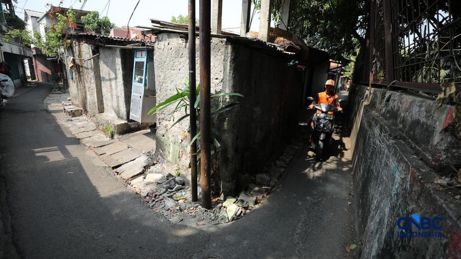 Pemerintah Provinsi DKI Jakarta mulai melakukan pembebasan lahan untuk pembangunan jalan nan sejajar rel kereta api dan menghubungkan Pasar Minggu dengan Tanjung Barat, Jakarta Selatan, Senin (6/7/2026).