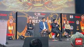 SC Piala Presiden Maruarar Sirait dan Ketua PSSI Erick Thohir saat konferensi pers Piala Presiden 2026 di Jakarta, Senin (6/7). (CNNIndonesia/Muhammad Ikhwanuddin)