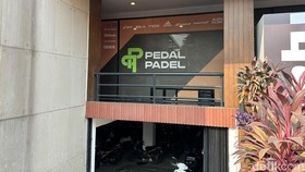 Polisi menggelar olah tempat kejadian perkara (TKP) penyekapan karyawan yang dituduh mencuri raket di Pedal Padel, Jakarta Selatan (Jaksel). (Rizky Adha/detikcom)