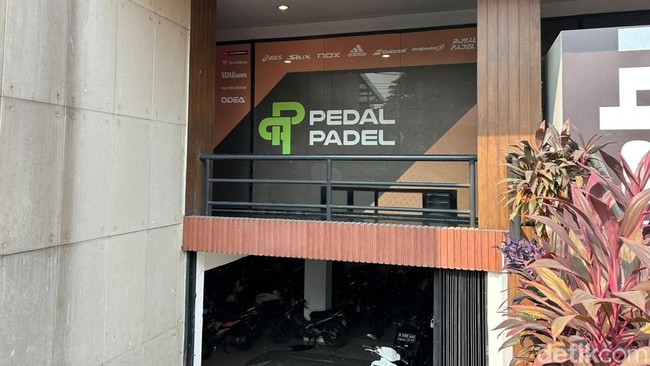 Polisi menggelar olah tempat kejadian perkara (TKP) penyekapan karyawan yang dituduh mencuri raket di Pedal Padel, Jakarta Selatan (Jaksel). (Rizky Adha/detikcom)