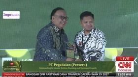 PT Pegadaian (Persero) Saat menerima penghargaan Anugerah Adinata Syariah dan Apresiasi Mitra Pendukung Ekosistem Ekonomi Syariah untuk Kategori Outstanding in Islamic Bullion Banking and Business Growth, di Menara Bank Mega, Jakarta, Senin (06/07/20