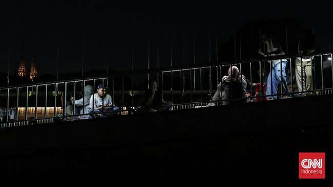 Sejumlah pengunjung berekreasi di Taman Lapangan Banteng, Jakarta, Minggu (5/7) sore. (CNN Indonesia/Febria Adha L).