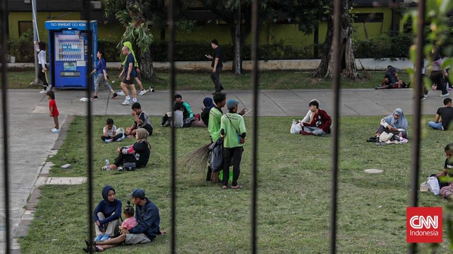 Sejumlah pengunjung berekreasi di Taman Lapangan Banteng, Jakarta, Minggu (5/7) sore. (CNN Indonesia/Febria Adha L).