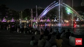 Sejumlah pengunjung berekreasi di Taman Lapangan Banteng, Jakarta, Minggu (5/7) sore. (CNN Indonesia/Febria Adha L).
