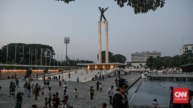Sejumlah pengunjung berekreasi di Taman Lapangan Banteng, Jakarta, Minggu (5/7) sore. (CNN Indonesia/Febria Adha L).
