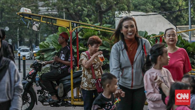 Sejumlah pengunjung berekreasi di Taman Lapangan Banteng, Jakarta, Minggu (5/7) sore. (CNN Indonesia/Febria Adha L).