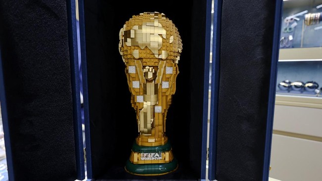 Trofi Piala Dunia yang terbuat dari emas di Dubai.