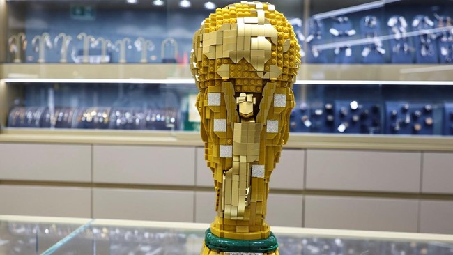 Trofi Piala Dunia yang terbuat dari emas di Dubai.