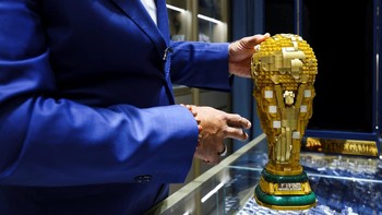 Trofi Piala Dunia yang terbuat dari emas di Dubai.