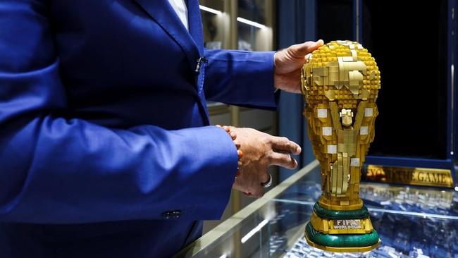 Trofi Piala Dunia yang terbuat dari emas di Dubai.