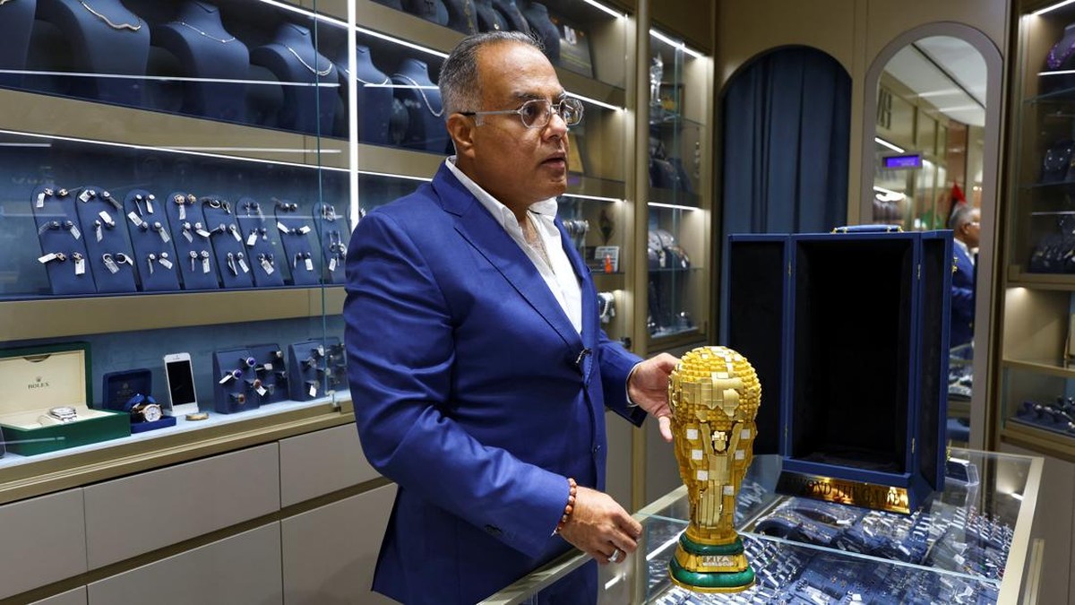 Trofi Piala Dunia yang terbuat dari emas di Dubai.