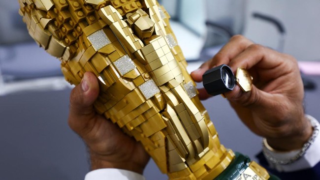 Trofi Piala Dunia yang terbuat dari emas di Dubai.