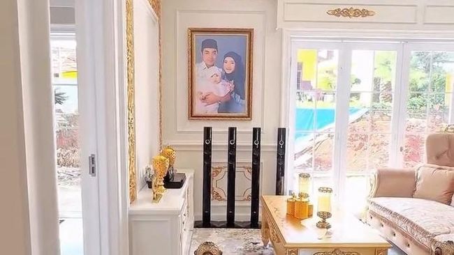 Penampakan Rumah Glamor Ustaz Riza Muhammad yang Serba Emas