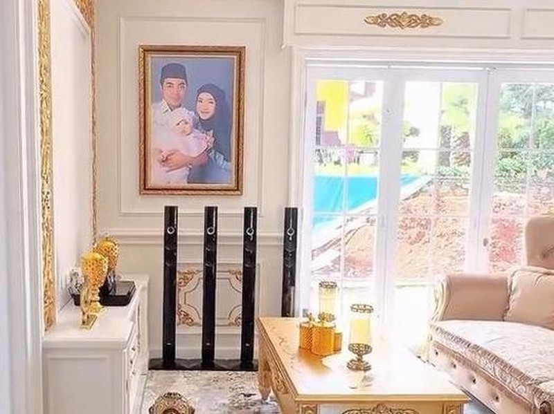 Penampakan Rumah Glamor Ustaz Riza Muhammad yang Serba Emas