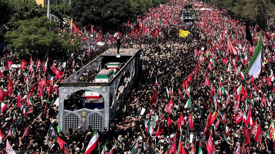 Sebuah kendaraan nan membawa peti jenazah mendiang Pemimpin Tertinggi Iran Ayatollah Ali Khamenei dan personil keluarganya, melintas di tengah iring-iringan prosesi pemakaman Khamenei, nan tewas pada 28 Februari dalam serangan udara Israel dan AS, di Teheran, Iran, 6 Juli 2026.