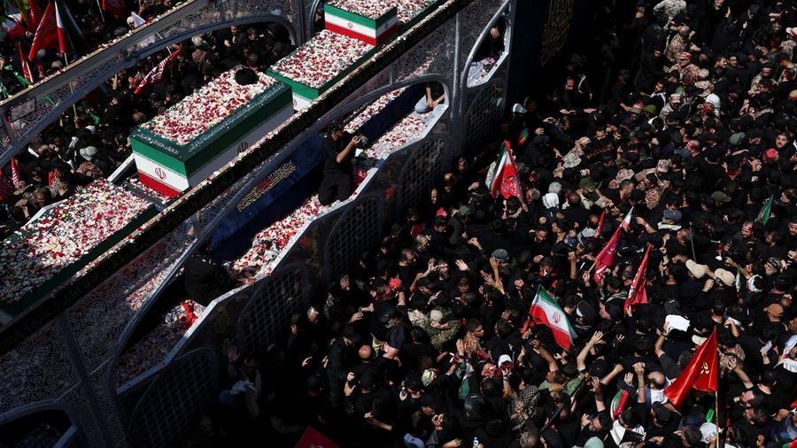 Sebuah kendaraan nan membawa peti jenazah mendiang Pemimpin Tertinggi Iran Ayatollah Ali Khamenei dan personil keluarganya, melintas di tengah iring-iringan prosesi pemakaman Khamenei, nan tewas pada 28 Februari dalam serangan udara Israel dan AS, di Teheran, Iran, 6 Juli 2026.